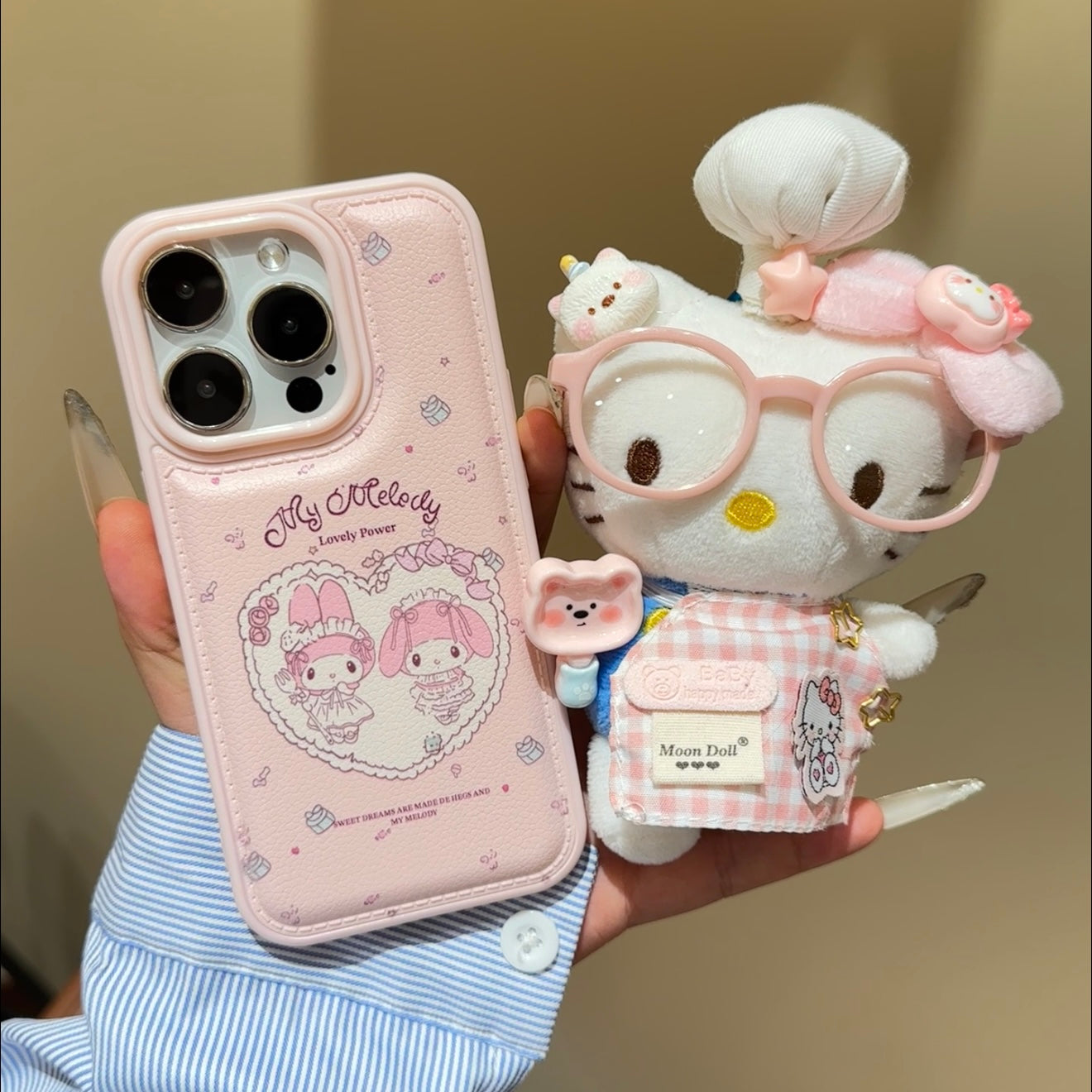 キュートなスポンジ・ボブとパトリックがプリントされたスマホケース。分割された大きなカメラ窓、全周を保護する耐落下衝撃構造、光沢のある明るいカラーフレームが特徴で、かわいいカートゥーンデザイン。iPhone対応。