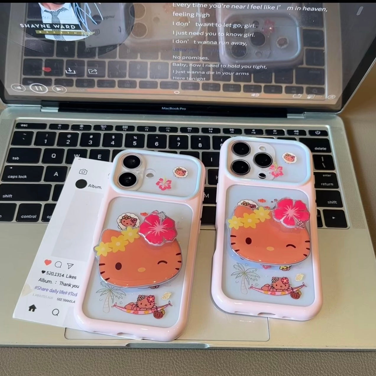 キュートなスポンジ・ボブとパトリックがプリントされたスマホケース。分割された大きなカメラ窓、全周を保護する耐落下衝撃構造、光沢のある明るいカラーフレームが特徴で、かわいいカートゥーンデザイン。iPhone対応。