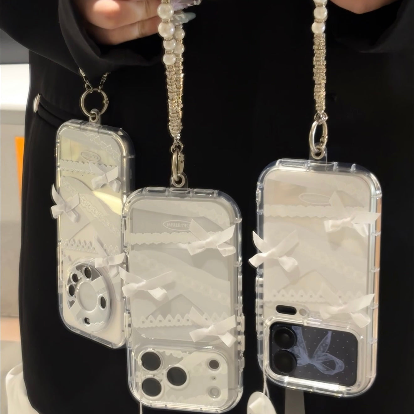 Funda de teléfono Trendy Aesthetic Bear Stand con correa de mano, linda decoración de mini taza de café, marco plateado, funda protectora antideslizante para todos los teléfonos