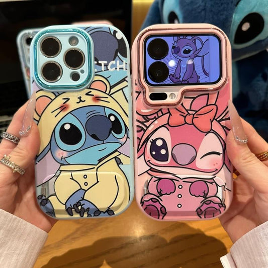 Funda de teléfono adorable de ángel rosa y personaje de Stitch amarillo con soporte incorporado, funda protectora de teléfono suave de dibujos animados de anime con marco de lente completo para todos los teléfonos inteligentes