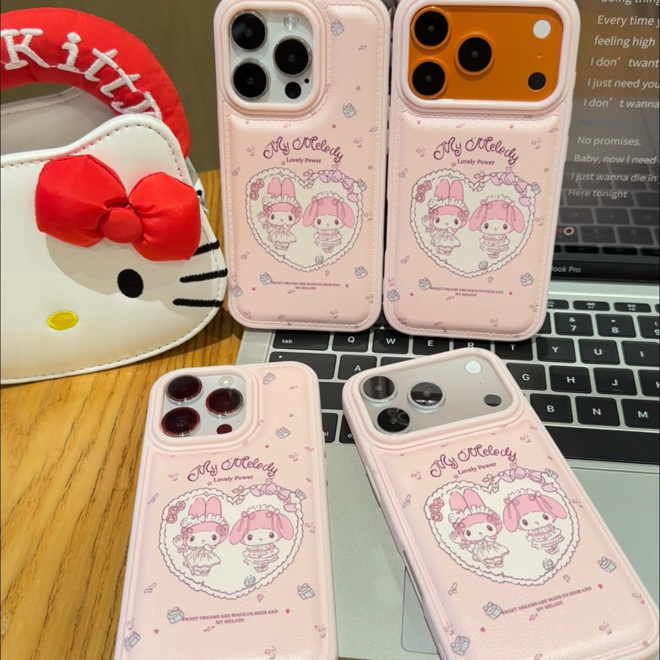 キュートなスポンジ・ボブとパトリックがプリントされたスマホケース。分割された大きなカメラ窓、全周を保護する耐落下衝撃構造、光沢のある明るいカラーフレームが特徴で、かわいいカートゥーンデザイン。iPhone対応。