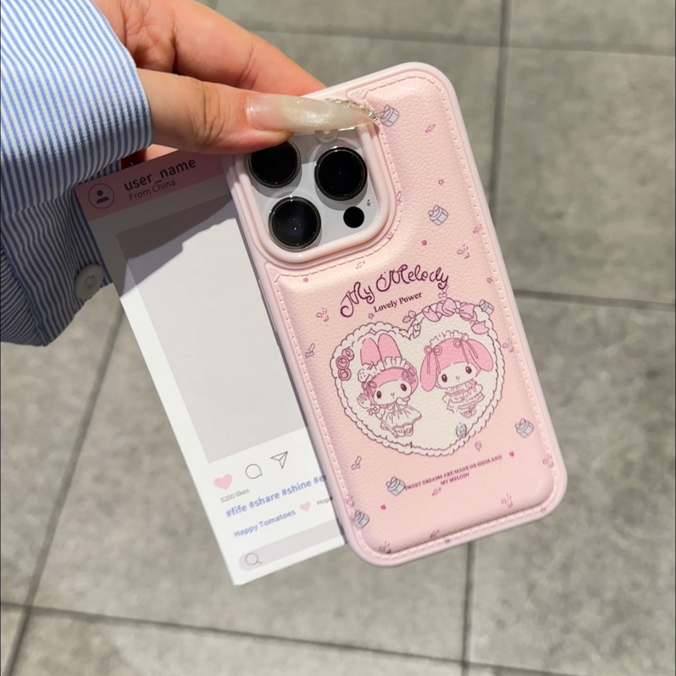 キュートなスポンジ・ボブとパトリックがプリントされたスマホケース。分割された大きなカメラ窓、全周を保護する耐落下衝撃構造、光沢のある明るいカラーフレームが特徴で、かわいいカートゥーンデザイン。iPhone対応。