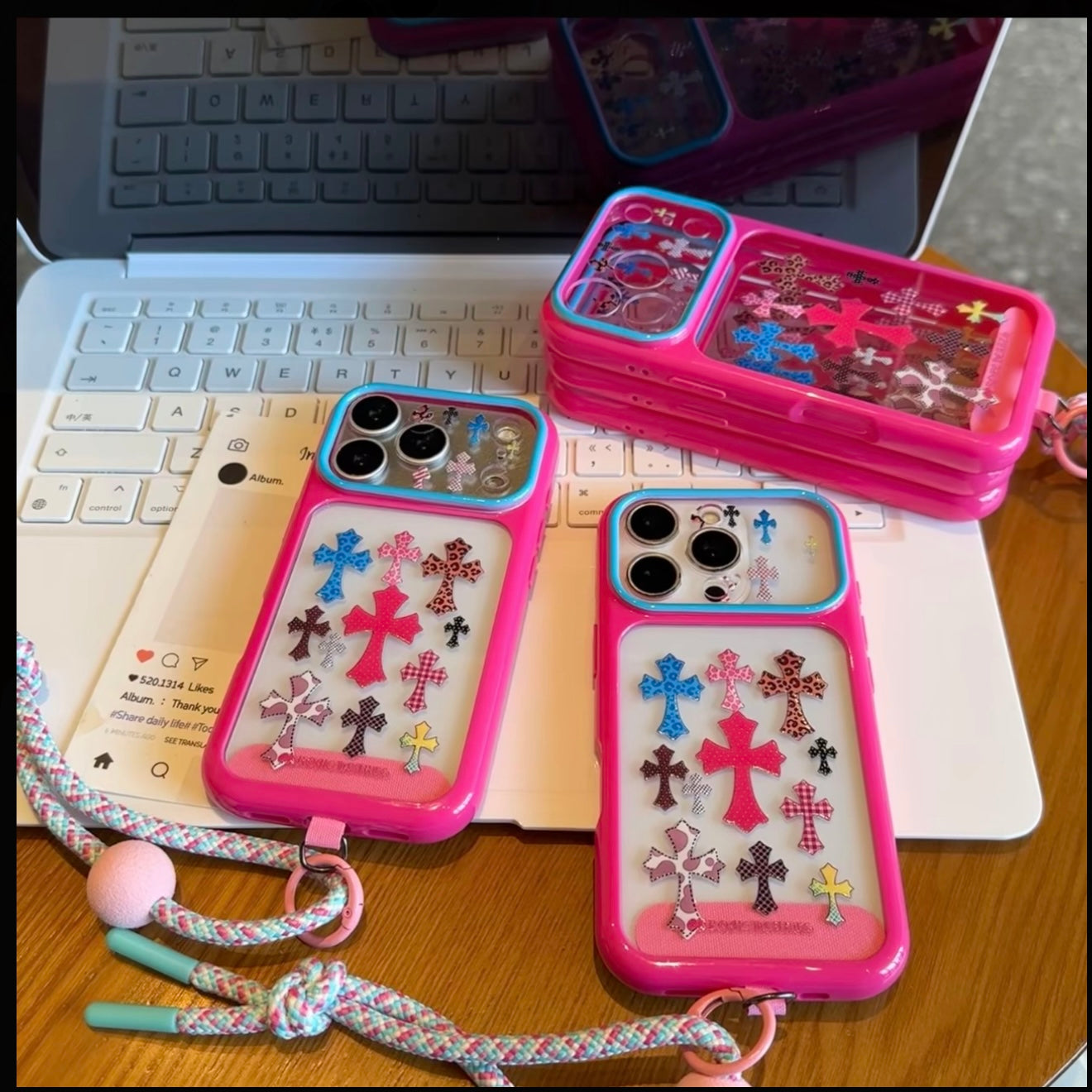 キュートなスポンジ・ボブとパトリックがプリントされたスマホケース。分割された大きなカメラ窓、全周を保護する耐落下衝撃構造、光沢のある明るいカラーフレームが特徴で、かわいいカートゥーンデザイン。iPhone対応。