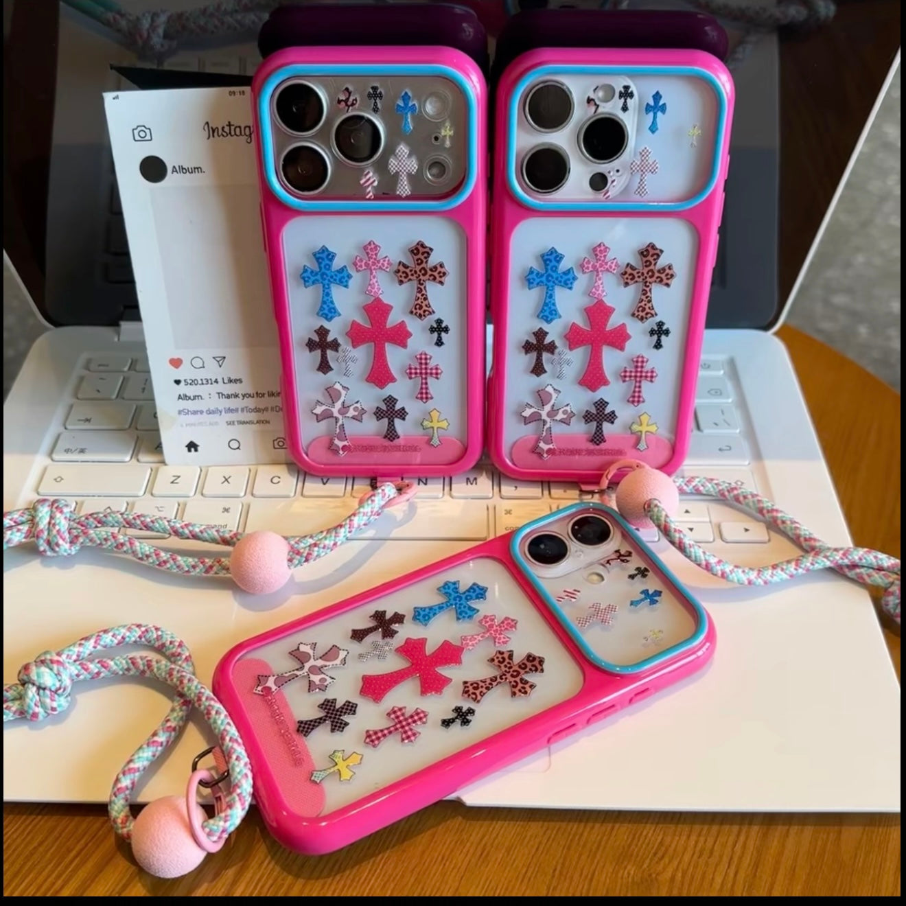 キュートなスポンジ・ボブとパトリックがプリントされたスマホケース。分割された大きなカメラ窓、全周を保護する耐落下衝撃構造、光沢のある明るいカラーフレームが特徴で、かわいいカートゥーンデザイン。iPhone対応。