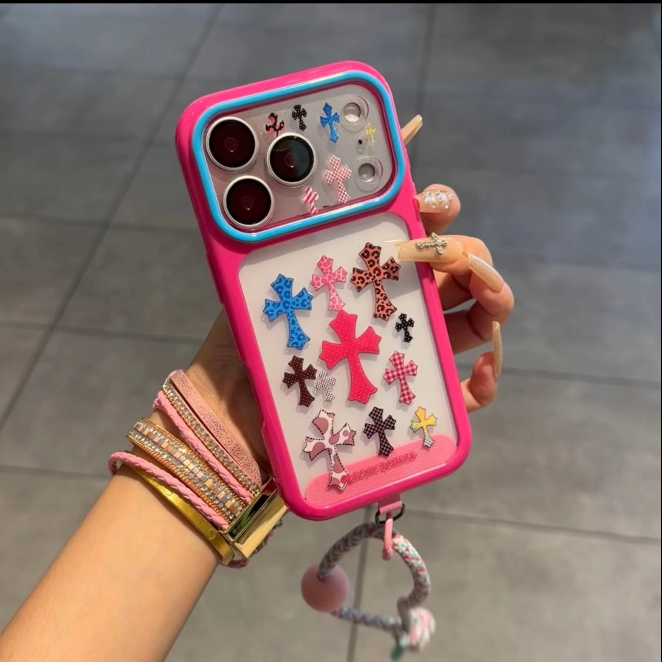 キュートなスポンジ・ボブとパトリックがプリントされたスマホケース。分割された大きなカメラ窓、全周を保護する耐落下衝撃構造、光沢のある明るいカラーフレームが特徴で、かわいいカートゥーンデザイン。iPhone対応。