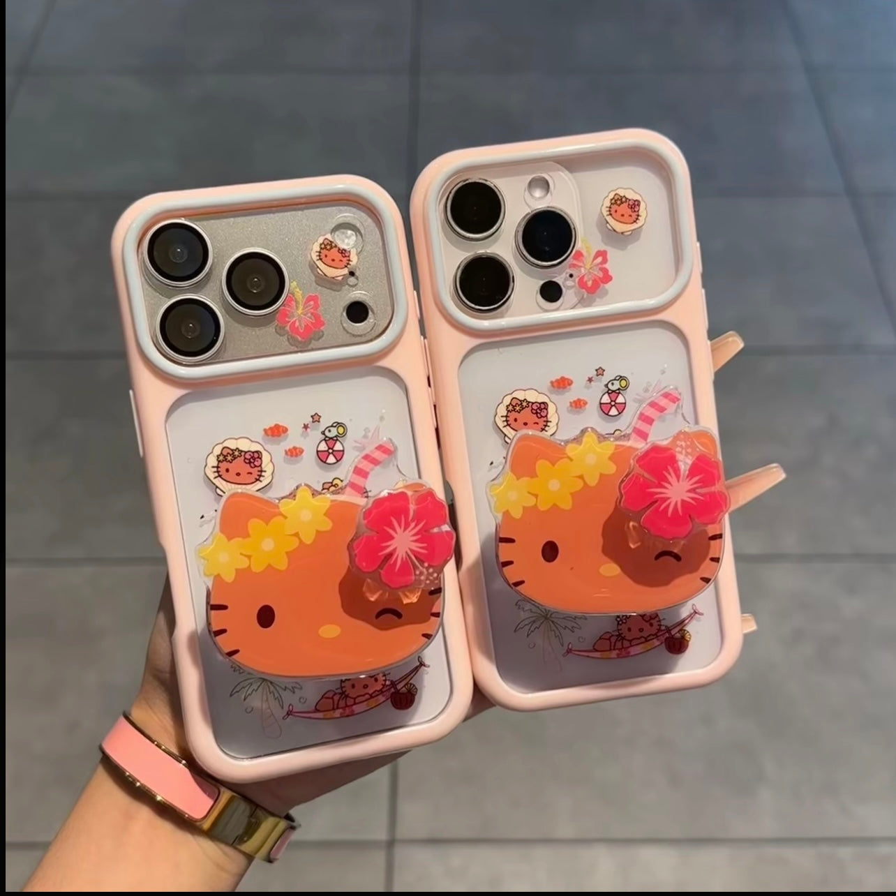 キュートなスポンジ・ボブとパトリックがプリントされたスマホケース。分割された大きなカメラ窓、全周を保護する耐落下衝撃構造、光沢のある明るいカラーフレームが特徴で、かわいいカートゥーンデザイン。iPhone対応。
