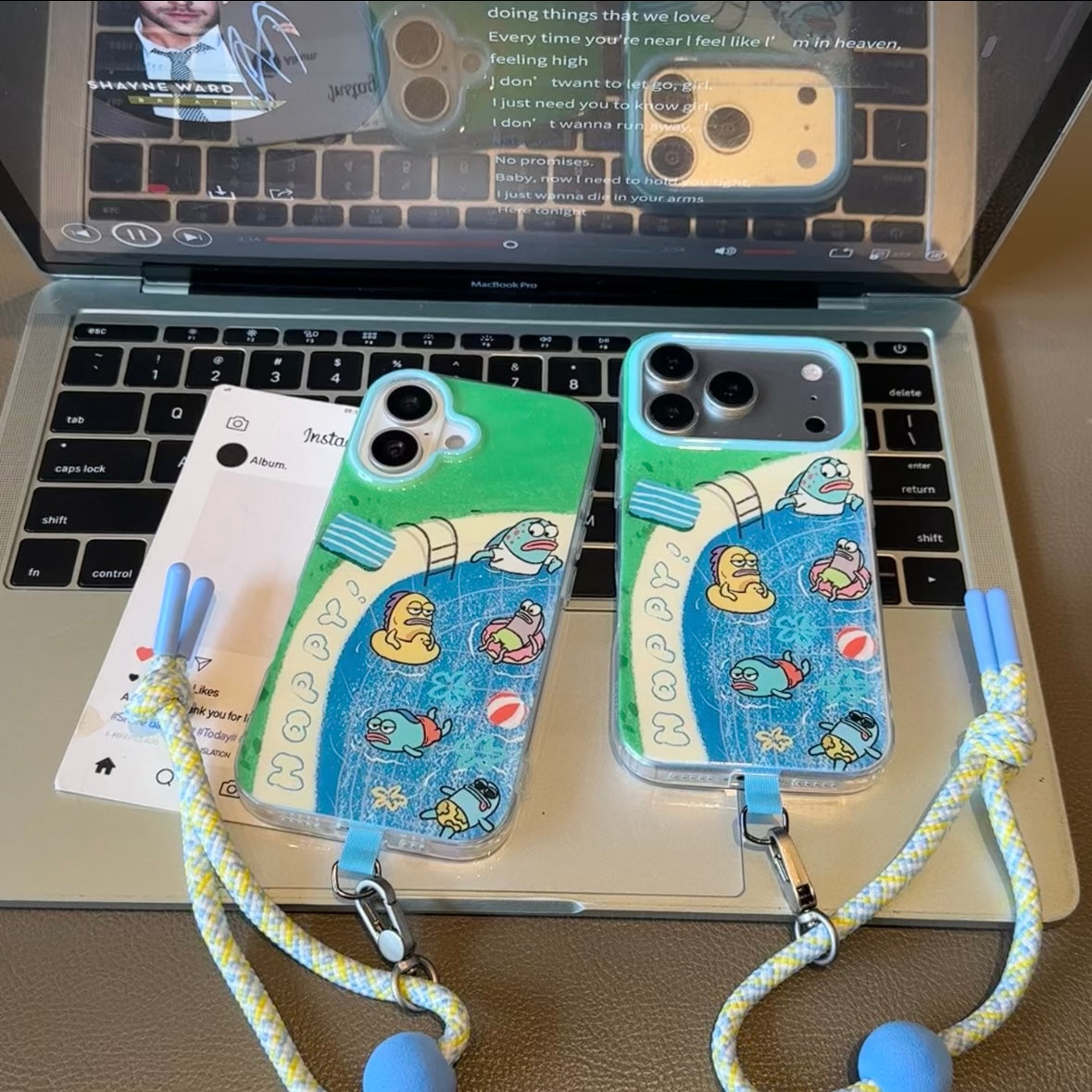 キュートなスポンジ・ボブとパトリックがプリントされたスマホケース。分割された大きなカメラ窓、全周を保護する耐落下衝撃構造、光沢のある明るいカラーフレームが特徴で、かわいいカートゥーンデザイン。iPhone対応。