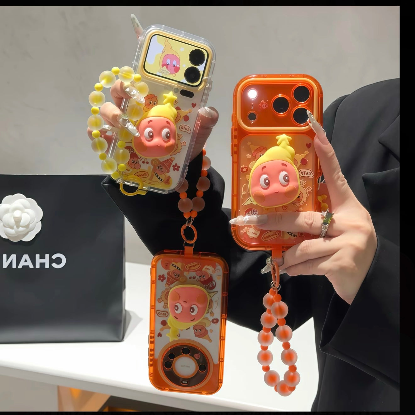 トレンディーな美しさのクマのスタンドフォンケース、ハンドストラップ付き、可愛いミニコーヒーカップデコレーション、シルバーフレーム滑り止め保護フォンカバー（全機種対応）