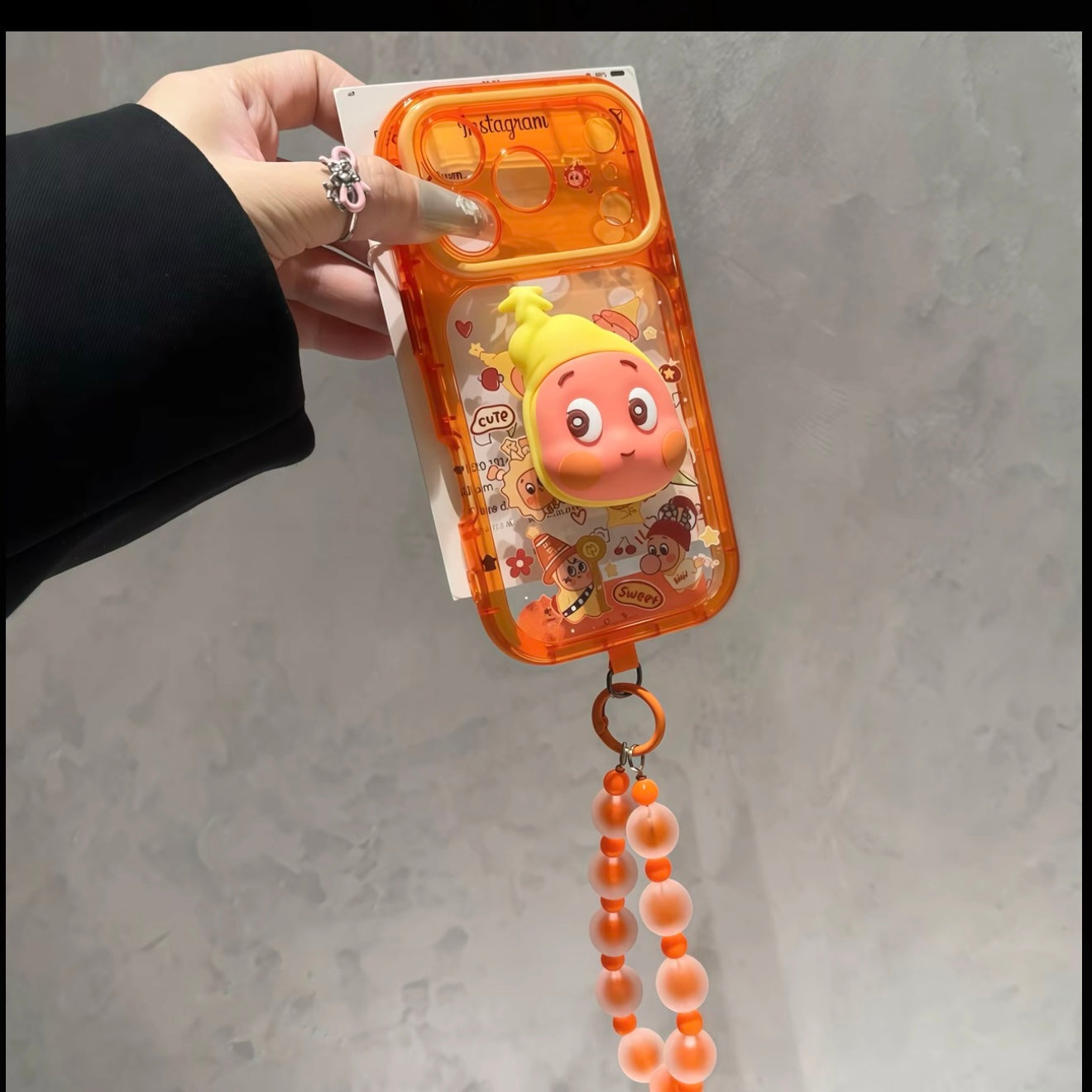 トレンディーな美しさのクマのスタンドフォンケース、ハンドストラップ付き、可愛いミニコーヒーカップデコレーション、シルバーフレーム滑り止め保護フォンカバー（全機種対応）