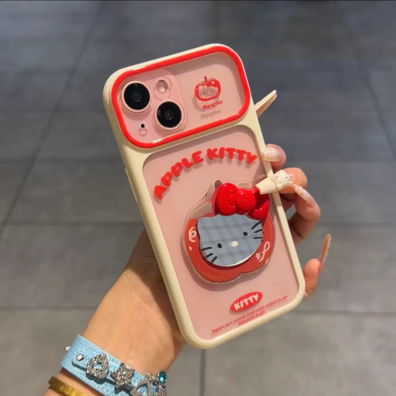 キュートなスポンジ・ボブとパトリックがプリントされたスマホケース。分割された大きなカメラ窓、全周を保護する耐落下衝撃構造、光沢のある明るいカラーフレームが特徴で、かわいいカートゥーンデザイン。iPhone対応。