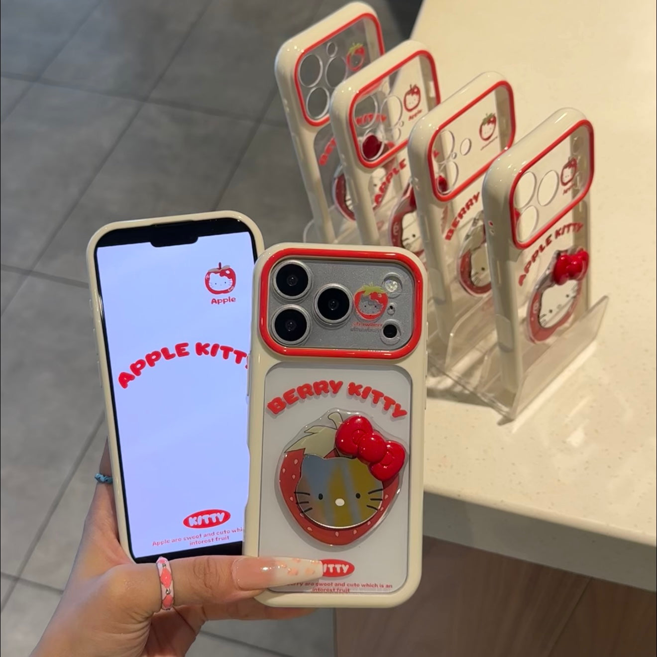 キュートなスポンジ・ボブとパトリックがプリントされたスマホケース。分割された大きなカメラ窓、全周を保護する耐落下衝撃構造、光沢のある明るいカラーフレームが特徴で、かわいいカートゥーンデザイン。iPhone対応。