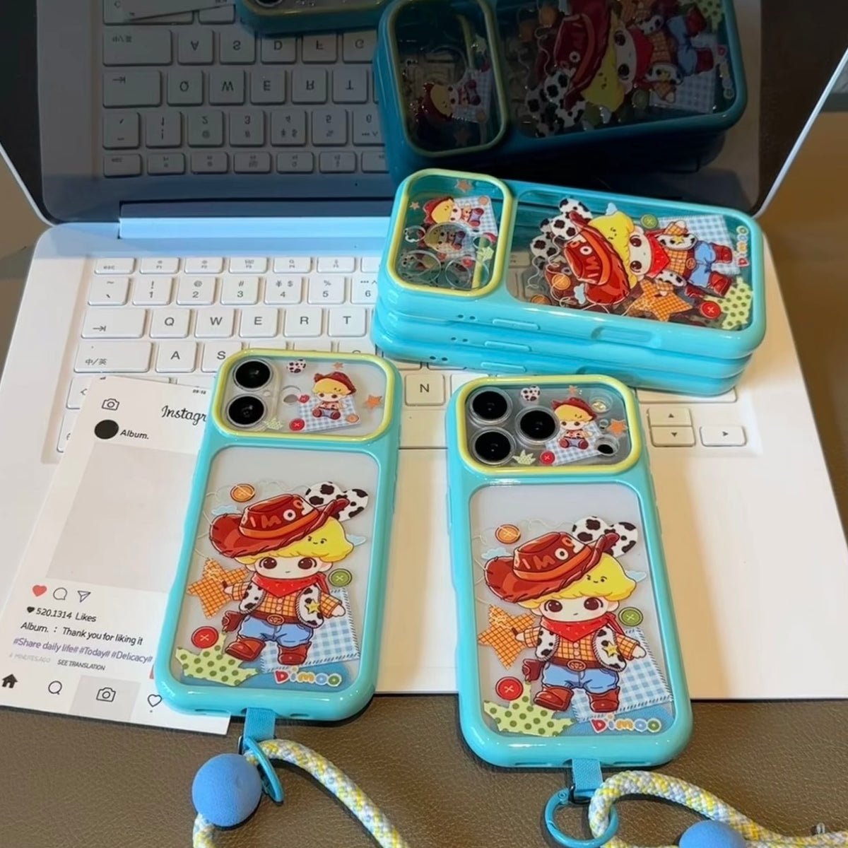 Funda de teléfono Trendy Aesthetic Bear Stand con correa de mano, linda decoración de mini taza de café, marco plateado, funda protectora antideslizante para todos los teléfonos