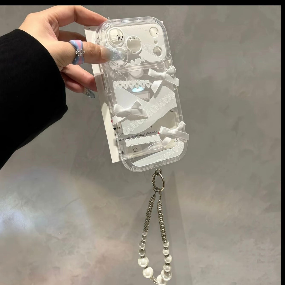 Funda de teléfono Trendy Aesthetic Bear Stand con correa de mano, linda decoración de mini taza de café, marco plateado, funda protectora antideslizante para todos los teléfonos