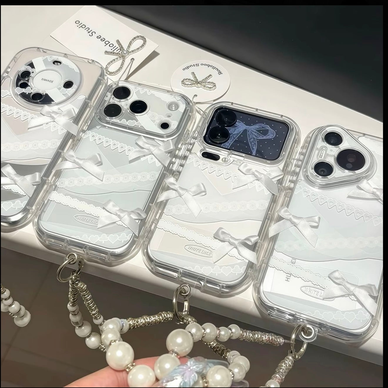 Funda de teléfono Trendy Aesthetic Bear Stand con correa de mano, linda decoración de mini taza de café, marco plateado, funda protectora antideslizante para todos los teléfonos