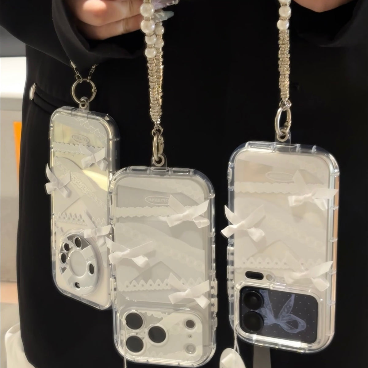 Funda de teléfono Trendy Aesthetic Bear Stand con correa de mano, linda decoración de mini taza de café, marco plateado, funda protectora antideslizante para todos los teléfonos